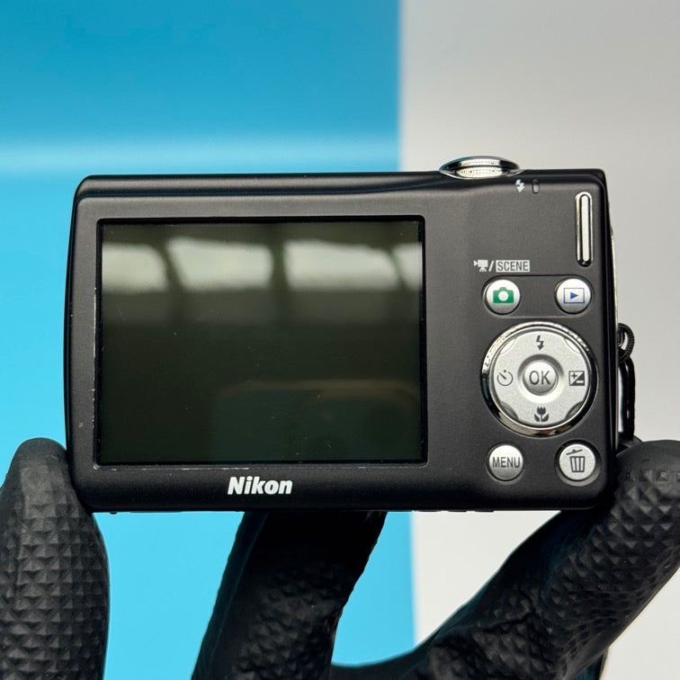 Nikon CoolPix S220 10.0MP Digital Camera - FULLY FUNCTIONAL