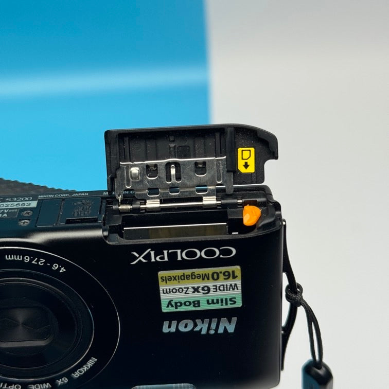 Nikon CoolPix S3200 16.0MP Digital Camera - FULLY FUNCTIONAL
