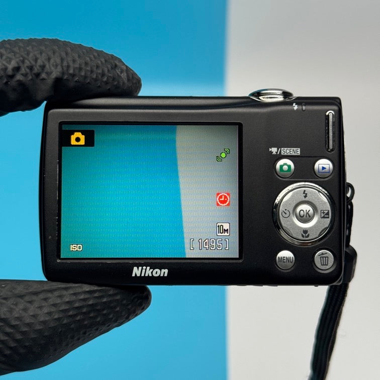 Nikon CoolPix S220 10.0MP Digital Camera - FULLY FUNCTIONAL