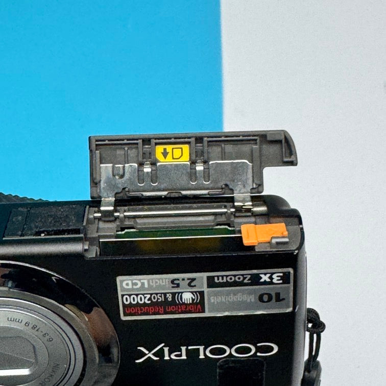 Nikon CoolPix S220 10.0MP Digital Camera - FULLY FUNCTIONAL